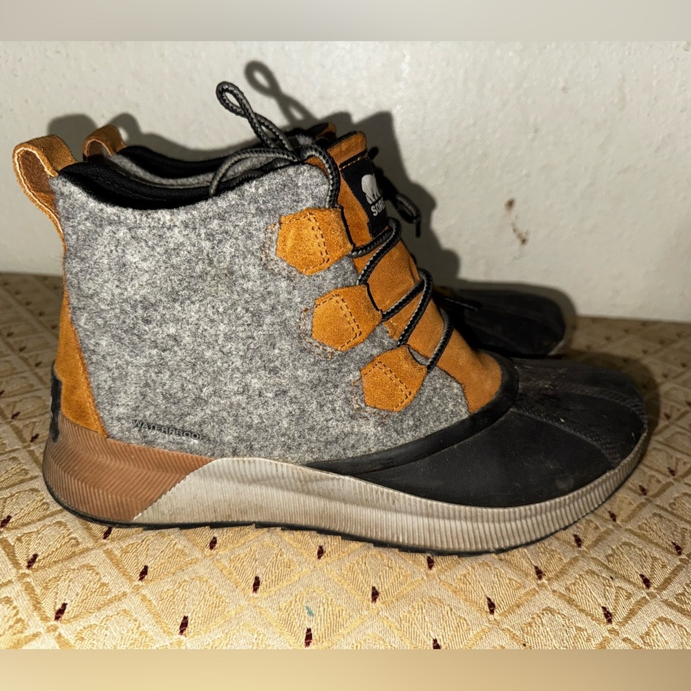 Sorel Black and Tan Footwear